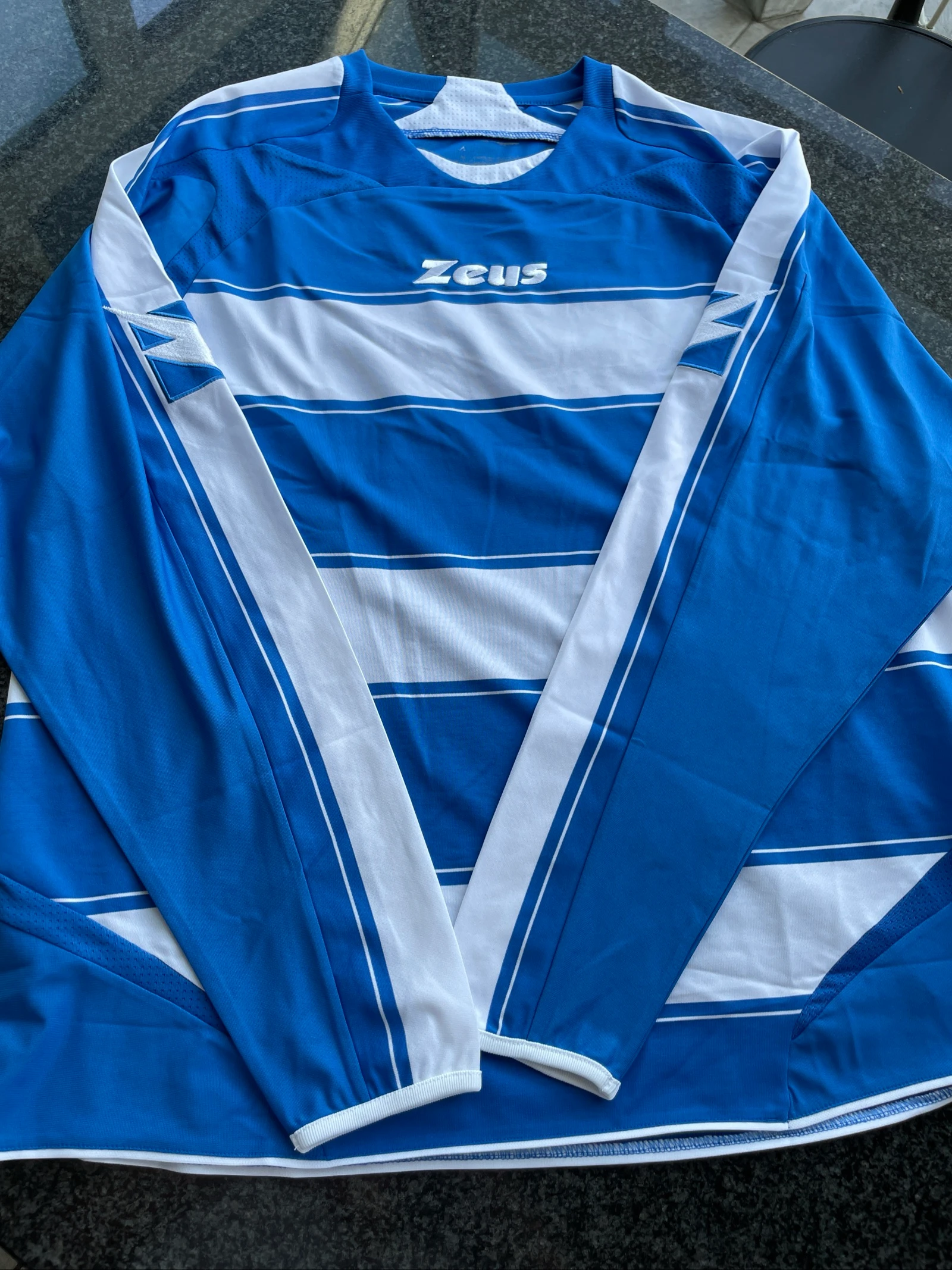 Maillot xl 50 cm  épaules et longueur totale 68 cm Zeus 